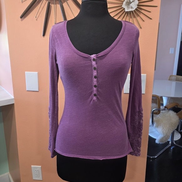 Elena Henley Vintage Arizona S Purple Long Sleeve Tee Fitted Lace Cuff Top TVD - Picture 2 of 16
